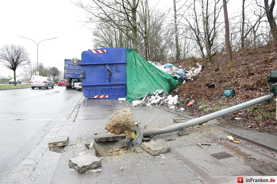 Müll-Laster in Forchheim umgekippt