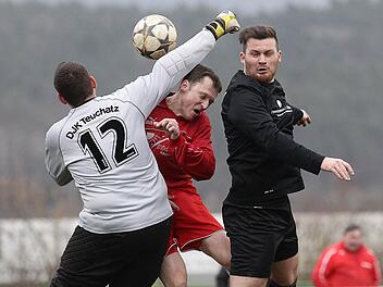Der Teuchatzer Torwart Daniel Dorsch (l.) faustet den Ball vor dem Strullendorfer Torschützen Thorsten Niemann weg; rechts Volker Will. Fotos: sportpress