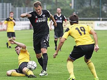 Mit einer Grätsche kann der Frohnlacher Spielführer Christopher Autsch (gelb) den Gäasteangreifer Thosten Schlereth vom Ball trennen; Nutznießer ist Daniel Alles (Nummer 19). Foto: Heinrich Weiß