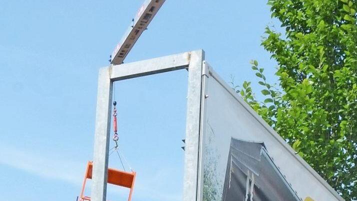 Arbeiter steigen dem Bad auch aufs Dach.