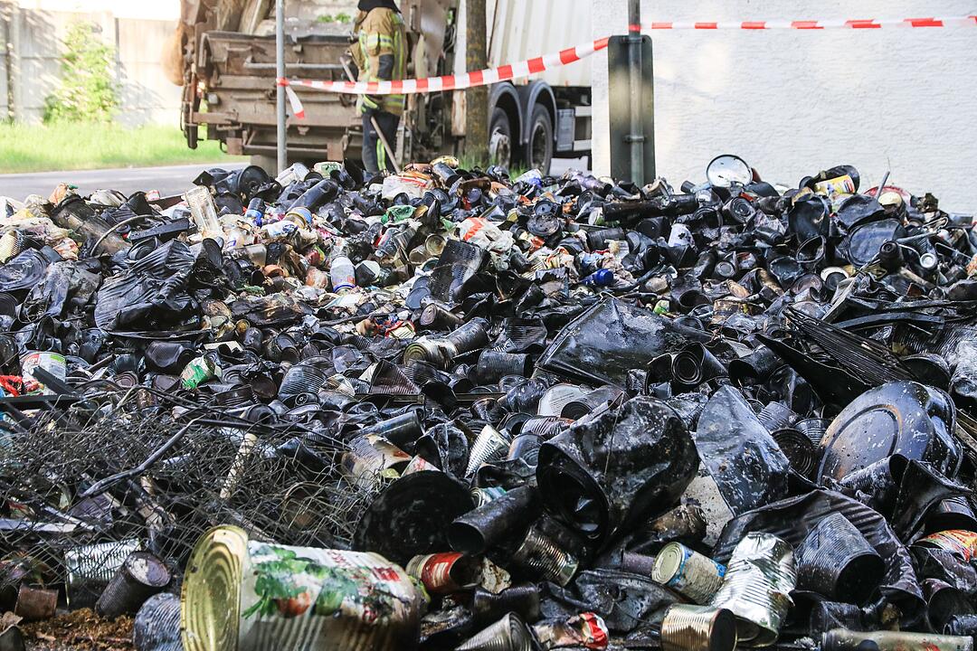 Bamberg: Müll-Laster kippt brennende Ladung aus