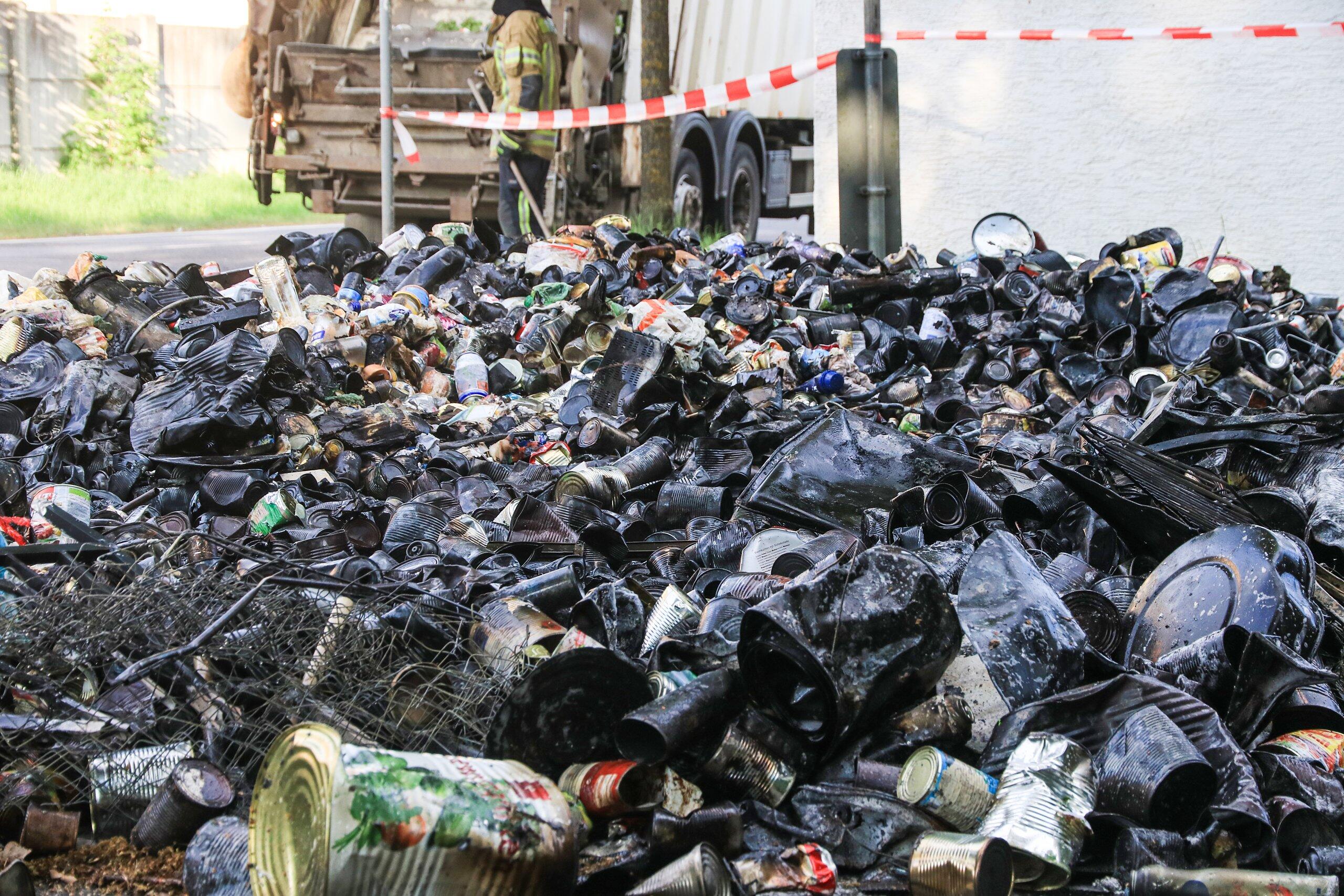 Bilder von: Bamberg: Müll-Laster kippt brennende Ladung aus