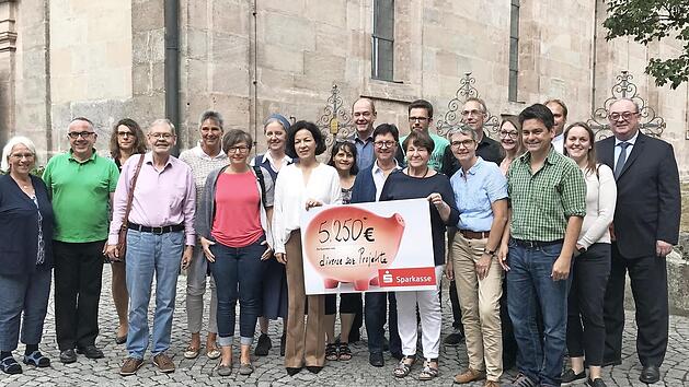Feierlich wurde das Geld an die sozialen Einrichtungen &uuml;bergeben.  Foto: privat