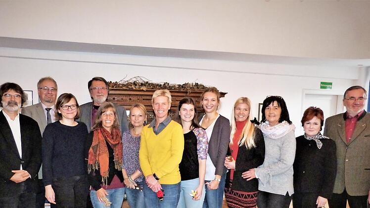 Mit kleinen Aufmerksamkeiten wurde das Büchereiteam bedacht (von links): Pfarrer Michael Krug, Gemeindereferent Jörg Hammerbacher, Sonja Hornfeck, Dieter Hornfeck, Silvia Henke, Yvonne Kees, Gaby Pittel, Nicole Pittel, Rebecca Fritz, Yvonne Pittel, Marion Rosner sowie die stellvertretende Landrätin Christina Flauder und 3. Bürgermeister Peter Aßmann. Fotos: Werner Reißaus