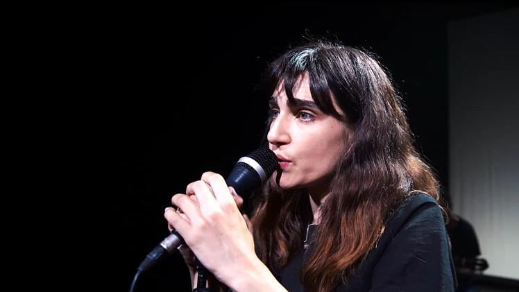 Die Tänzerin Ana Baigorri überzeugt als Whitney Houston-Interpretin.Screenshot: Landestheater Coburg/Sylvain Guillot