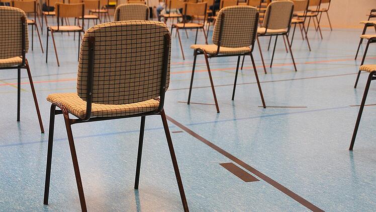 St&uuml;hle, Versammlung, Turnhalle