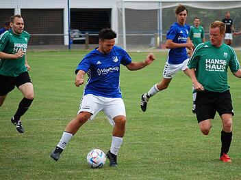 Unser Bild zeigt Stefan Thoma (rechts) vom siegreichen FC Untererthal bei der Hammelburger Stadtmeisterschaft. In dieser Szene stellt er im Finale Konstantin Papadopoulos vom FC Westheim. Foto: Thomas Sturm