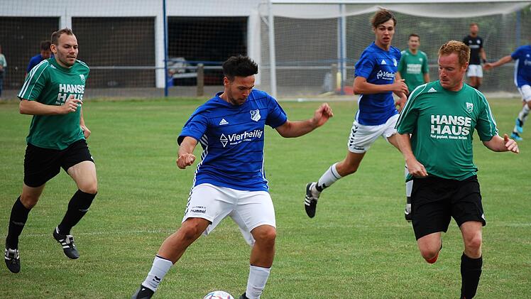 Unser Bild zeigt Stefan Thoma (rechts) vom siegreichen FC Untererthal bei der Hammelburger Stadtmeisterschaft. In dieser Szene stellt er im Finale Konstantin Papadopoulos vom FC Westheim. Foto: Thomas Sturm