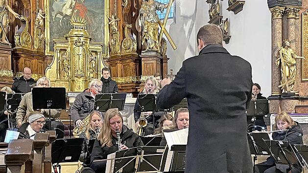 Die Stadtkapelle stimmt auf den Advent ein.