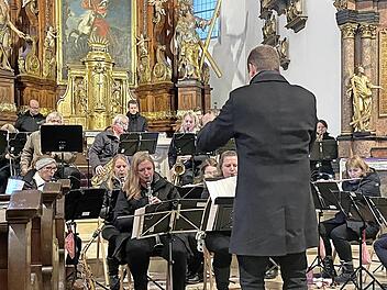 Die Stadtkapelle stimmt auf den Advent ein.
