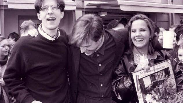 Uli Noll 1996 nach dem Weltrekord. Mit im Bild ihr damaliger Kollege Jürgen Irlbacher (links).