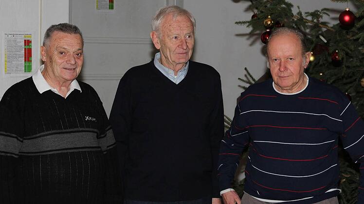 Im Kreis der Ehrenmitglieder wurde Erwin Ullrich (Mitte) von Johann Kraus (links) und Franz Weyrauther begrüßt. Der Fischer- und Anglerverein Wallburg Eltmann hat nach der Auszeichnung von Ullrich fünf Ehrenmitglieder. Fotos: sw