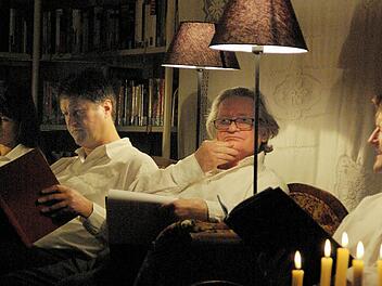 Susanne Pfeiffer, Marc Marchand, Eike Domroes und Stefan Krischke auf dem Sofa in der Stadtbibliothek Foto: Elisabeth Assmann