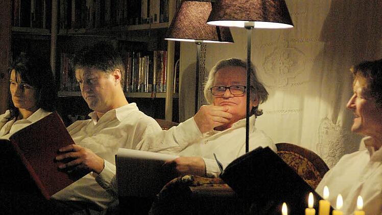Susanne Pfeiffer, Marc Marchand, Eike Domroes und Stefan Krischke auf dem Sofa in der Stadtbibliothek Foto: Elisabeth Assmann