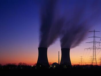 Das Kernkraftwerk Grafenrheinfeld am Abend. Foto: imago