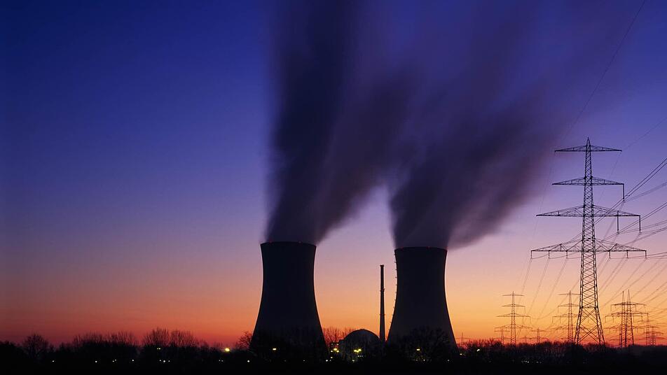 Das Kernkraftwerk Grafenrheinfeld am Abend. Foto: imago Das Kernkraftwerk Grafenrheinfeld am Abend. Foto: imago