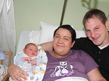 Ben hat es ganz schön spannend gemacht, denn eigentlich war sein Geburtstermin schon vor Weihnachten angesetzt. Aber er kam am 1. Januar um 17.25 Uhr zur Welt per Kaiserschnitt, freuen sich Mama Jessica Rochholz (25) und Papa Andreas Lauterbach (27). Foto: Sonja Adam