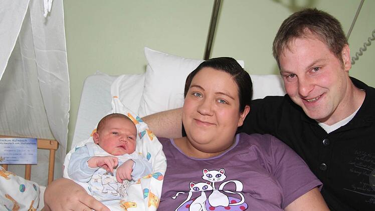 Ben hat es ganz schön spannend gemacht, denn eigentlich war sein Geburtstermin schon vor Weihnachten angesetzt. Aber er kam am 1. Januar um 17.25 Uhr zur Welt per Kaiserschnitt, freuen sich Mama Jessica Rochholz (25) und Papa Andreas Lauterbach (27). Foto: Sonja Adam