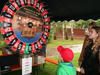 Da steht das Casino auf dem Kopf: Mariella Friedrich hat Glück beim Glücksraddrehen. Fotos: Werner Vogel