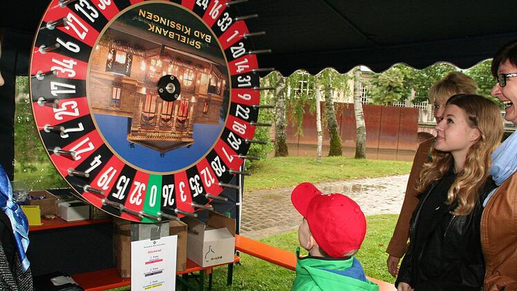 Da steht das Casino auf dem Kopf: Mariella Friedrich hat Glück beim Glücksraddrehen. Fotos: Werner Vogel