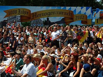Im Schatten des Herzo-Trucks, der Werbung für die 1000-Jahr-Feier machte, fieberten die Fußballsfans auf dem Festplatz mit der deutschen Mannschaft mit. Foto: Archiv/Daniel Kardos