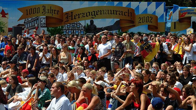 Im Schatten des Herzo-Trucks, der Werbung für die 1000-Jahr-Feier machte, fieberten die Fußballsfans auf dem Festplatz mit der deutschen Mannschaft mit. Foto: Archiv/Daniel Kardos
