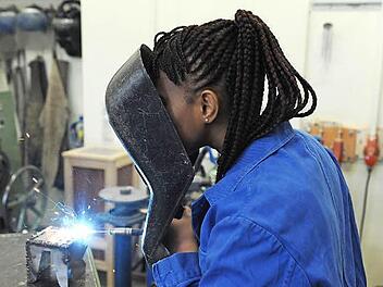 Ausdauer gefragt - Handwerk will Flüchtlinge in Ausbildung halten. Foto: Ingo Wagner/ dpa