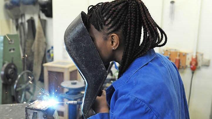 Ausdauer gefragt - Handwerk will Flüchtlinge in Ausbildung halten. Foto: Ingo Wagner/ dpa