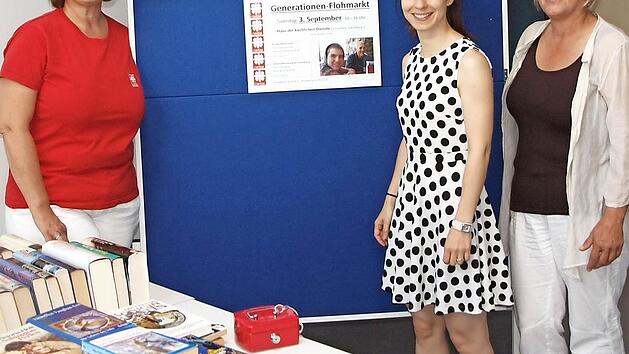 Gabi Vetter von der Seniorenbetreuung, Andrea Zellmer und Monika Poglitsch (von links) vom Projekt Meilenstein machen auf den Generationen-Flohmarkt am 3. September aufmerksam. Foto: thi