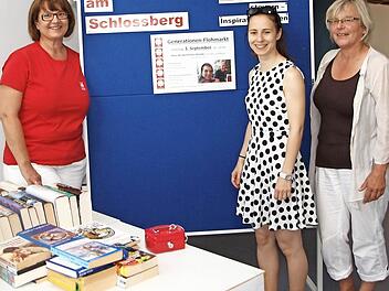 Gabi Vetter von der Seniorenbetreuung, Andrea Zellmer und Monika Poglitsch (von links) vom Projekt Meilenstein machen auf den Generationen-Flohmarkt am 3. September aufmerksam. Foto: thi