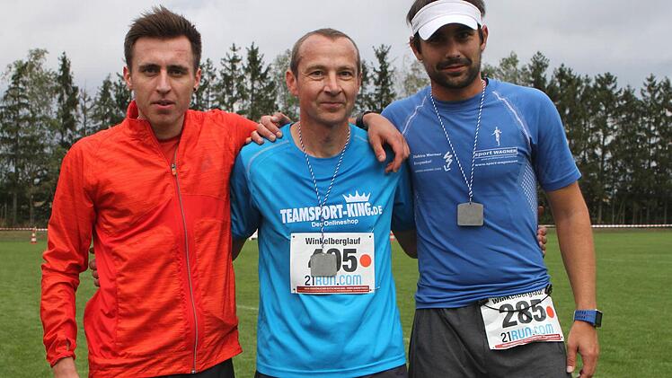 Das Siegertrio des Hobbylaufes (von links) Simon Kandler (SG Eltmann), Berthold Bedenk (Zeiler Weinbergschnecken) und Martin Göller (LG Veitenstein)