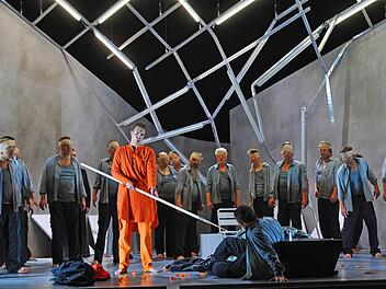 Szene aus dem letzten Akt von "Parsifal" am Landestheater Coburg. Die Neuinszenierung mit Roman Payer in der Titelfigur (Mitte) feierte am Sonntag Premiere.Foto: Andrea Kremper