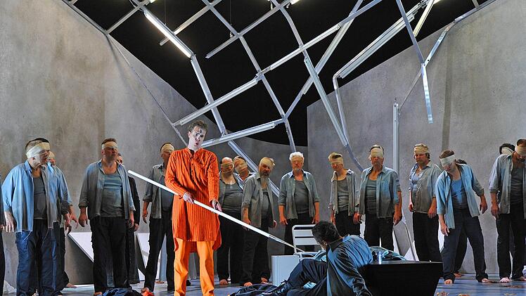 Szene aus dem letzten Akt von "Parsifal" am Landestheater Coburg. Die Neuinszenierung mit Roman Payer in der Titelfigur (Mitte) feierte am Sonntag Premiere.Foto: Andrea Kremper