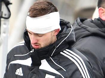 Einen dicken Brummschädel hatte Philipp Nagengast, der sich bei einem Kopfballduell eine lange Platzwunde zugezogen hat. Schwerer dürfte aber die Knieverletzung von Torhüter Tino Stahl wirken. Sportfoto Zink
