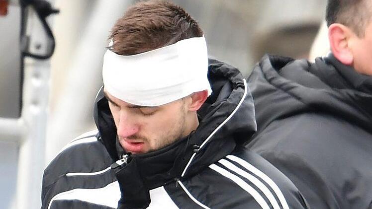 Einen dicken Brummschädel hatte Philipp Nagengast, der sich bei einem Kopfballduell eine lange Platzwunde zugezogen hat. Schwerer dürfte aber die Knieverletzung von Torhüter Tino Stahl wirken. Sportfoto Zink
