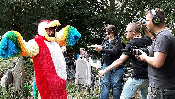 Beim Dreh des preisgekr&ouml;nten Beitrages "Redewendungen" wird zum Beispiel auch die Redewendung "den Vogel abschie&szlig;en" gespielt.