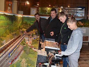 Am Modellbahnfahrtag der Modelleisenbahnfreunde Rennsteig kann jeder selbst Lokführer werden und einen Güter- oder Personenzug zum Nachbau des Bahnhofs Ludwigsstadt steuern. Foto: Karl-Heinz Hofmann