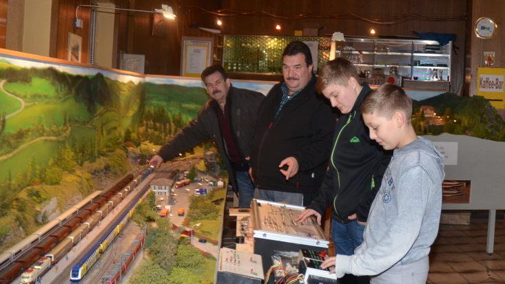 Am Modellbahnfahrtag der Modelleisenbahnfreunde Rennsteig kann jeder selbst Lokführer werden und einen Güter- oder Personenzug zum Nachbau des Bahnhofs Ludwigsstadt steuern. Foto: Karl-Heinz Hofmann
