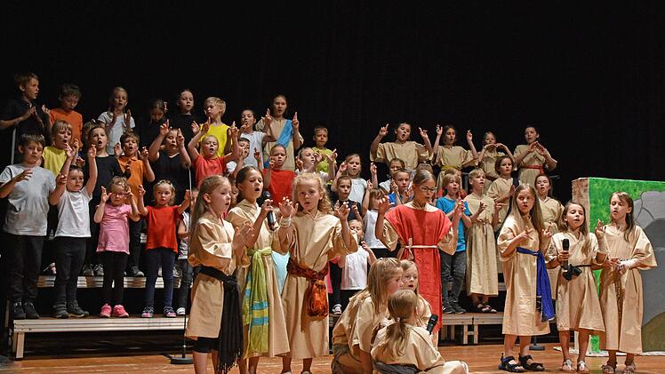 Die katholischen und evangelischen Kinderchöre unter der Leitung von Ute Höfner und Johannes Eirich haben mit großer Begeisterung das Musical "Dankbar - Zehn Aussätzige werden geheilt" von Markus Hottige und Marcel Wittwer in der Stadthalle in Haßfurt aufgeführt.