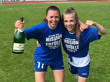 Mädels feiern mit Sekt: Leonie Kreil (links) und Annika Graser bejubeln nach dem 4:0-Sieg im letzten Saisonspiel beim 1. FC Saarbrücken den Aufstieg in die 1. Bundesliga. Foto: privat