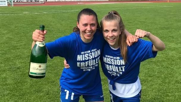 Mädels feiern mit Sekt: Leonie Kreil (links) und Annika Graser bejubeln nach dem 4:0-Sieg im letzten Saisonspiel beim 1. FC Saarbrücken den Aufstieg in die 1. Bundesliga. Foto: privat