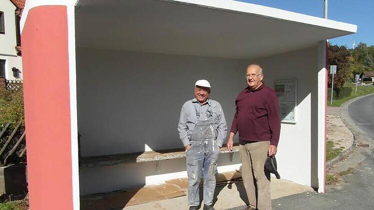 Jörg- Dietrich Schmidt  (links)  und  Dittmer Kühlcke  strahlen über das strahlende Ergebnis ihrer   Initiative am    Walkersbrunner   Bushäuschen. Foto: Petra Malbrich