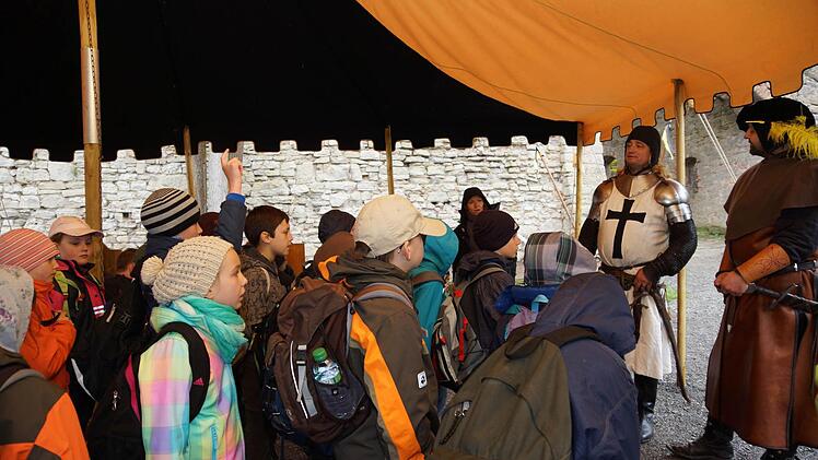 Kinder werden von den Rittern begrüßt.