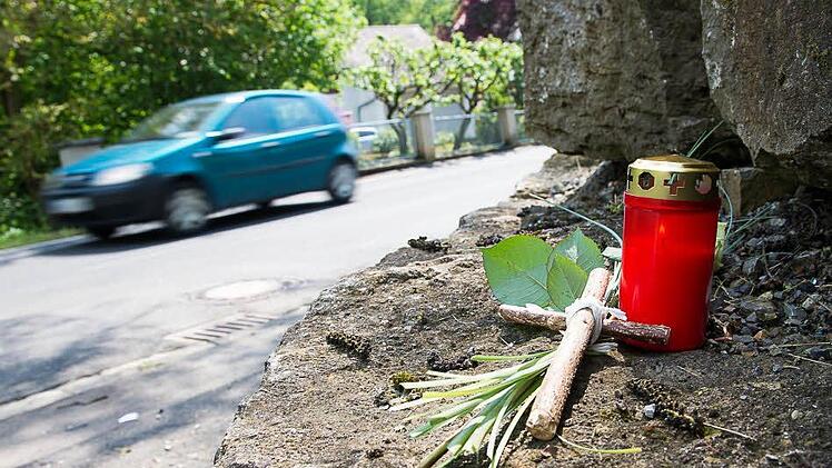 Bei einem Unfall am Ortsausgang von Schonungen (Landkreis Schweinfurt) starben am Montagabend zwei Menschen. Der Fahrer des zuvor gestohlenen Wagens flüchtete.  Foto: Tobias Köpplinger