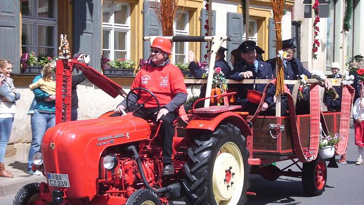 Die Senioren der Wehr wurden im offenen Wagen gefahren. Foto: Hans Werner Penning