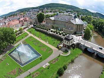 Blick auf Rosengarten und Regentenbau von der Drohne aus. Foto: Frank Sterrmann
