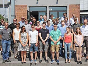 Acht Auszubildenden und neun Studierenden bietet die Firma FTE einen Einstieg in das Berufsleben. Am Donnerstag haben sie ihre Ausbildungsverträge erhalten. Das Foto zeigt die jungen Leute mit Personalleiter Olaf Fritsch (hinten Zweiter von rechts), Aus- und Weiterbildungsreferentin Elisabeth Schneider (Vierte von links) und den Ausbildungsleiter der Lehrwerkstatt, Stephan Walter (rechts), sowie weiteren Verantwortlichen. Foto: Helmut Will