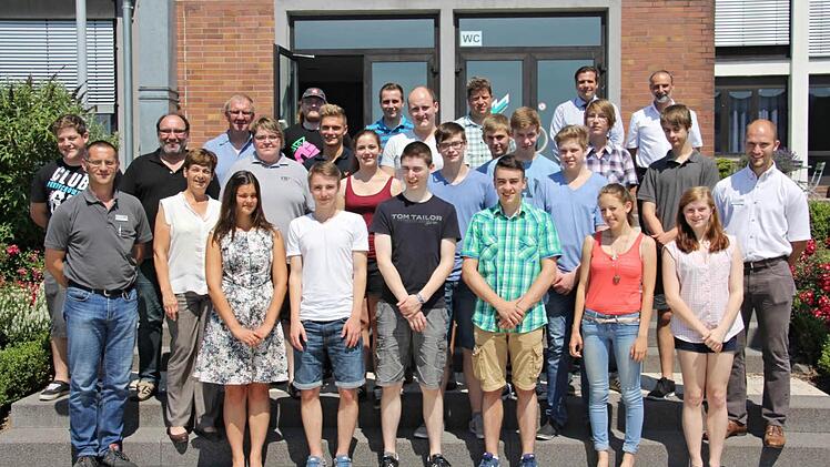 Acht Auszubildenden und neun Studierenden bietet die Firma FTE einen Einstieg in das Berufsleben. Am Donnerstag haben sie ihre Ausbildungsverträge erhalten. Das Foto zeigt die jungen Leute mit Personalleiter Olaf Fritsch (hinten Zweiter von rechts), Aus- und Weiterbildungsreferentin Elisabeth Schneider (Vierte von links) und den Ausbildungsleiter der Lehrwerkstatt, Stephan Walter (rechts), sowie weiteren Verantwortlichen. Foto: Helmut Will