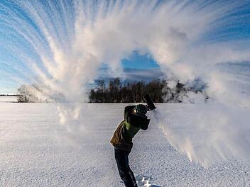 Schneespiele in Franken: Vielen Dank an GregorSchreiberPhotography für dieses kreative Winterbild! Es ist eines von hunderten eisigen und wunderschönen Leserbildern, die Sie in der verlinkten Bildergalerie im Artikel finden.