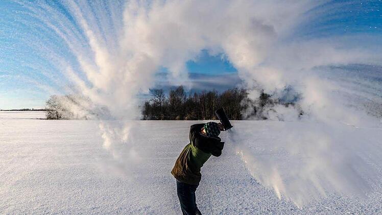 Schneespiele in Franken: Vielen Dank an GregorSchreiberPhotography für dieses kreative Winterbild! Es ist eines von hunderten eisigen und wunderschönen Leserbildern, die Sie in der verlinkten Bildergalerie im Artikel finden.